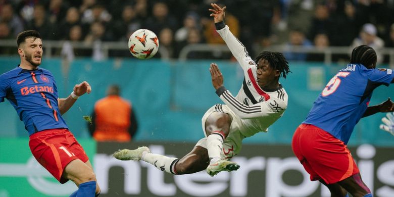 Kobbie Mainoo, Napoli, Serie A, bursa transfer, Liga Italia, Manchester United, Pesan 'Free Kobbie Mainoo, Napoli Butuh Tambahan Tenaga di Lini Tengah, Man United Pasang Harga Tinggi, Pesan “Free Kobbie Mainoo” dan Dukungan Sang Pemain, Pernyataan Resmi Napoli soal Mainoo