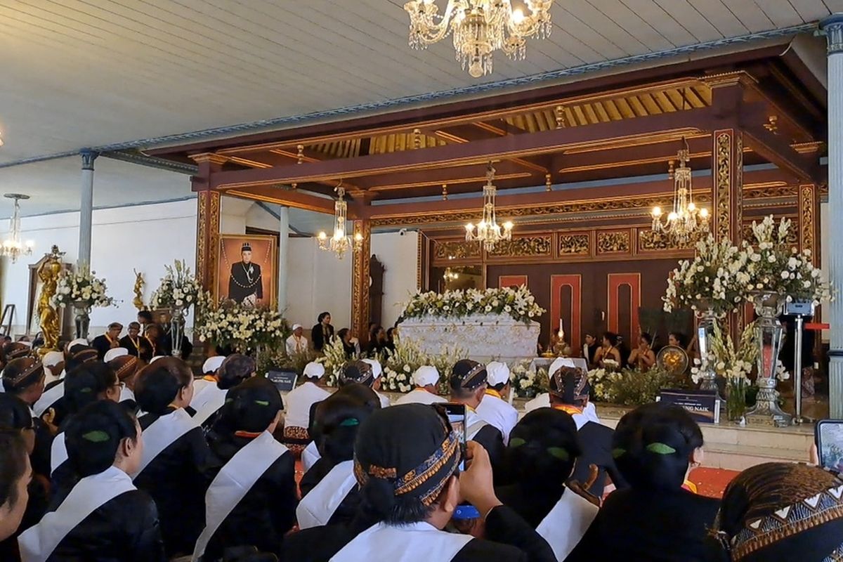 Pakubuwono XIV, Ki Rendra Agusta, Pakubuwono XIII, Keraton Surakarta, Suksesi Keraton Surakarta, Pengamat Ungkap Sejarah Suksesi Keraton Surakarta: Tak Ada Aturan Baku, Dua Versi Penerus Tahta Setelah Wafatnya Pakubuwono XIII, Suksesi Keraton Solo, dari Ayah ke Anak hingga ke Cucu, Suksesi Keraton di Masa Perang dan Kondisi Khusus, Monarki Absolut, Tapi Musyawarah Jadi Kunci