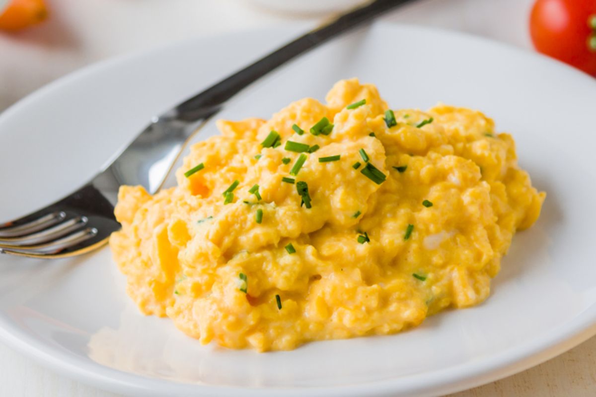 Cara bikin telur orak-arik yang enak, Telur orak arik, Cara Bikin Telur Orak-arik yang Enak, Cara Bikin Telur Orak-arik yang Enak, Tips dari Chef Profesional, 1. Tambahkan garam sebelum telur dimasak, 2. Pilih peralatan yang tepat, 3. Masak di api kecil dan dengan kesabaran, 4. Jangan masak terlalu lama di atas kompor, 5. Gerakkan wajan dan aduk terus untuk hasil lebih lembut, 6. Gunakan whisk, bukan garpu, 7. Bumbui di akhir, bukan di awal