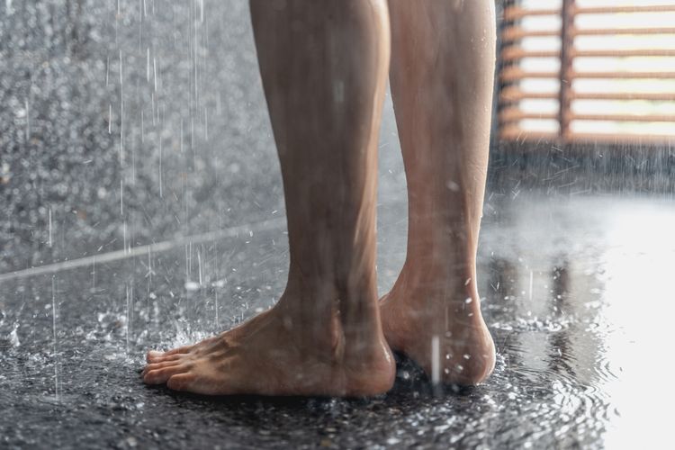 stres, mandi air hangat, mandi air panas, berendam air panas, manfaat berendam air panas, cara meredakan stres, manfaat air hangat, berendam air panas bisa redakan stres, manfaat berendam panas untuk kesehatan fisik dan mental, 9 Manfaat Mandi Air Hangat Menurut Ahli, Bantu Meredakan Stres, 1. Membuat rutinitas malam yang menenangkan, 2. Mengurangi gejala stres hingga depresi, 3. Meredakan nyeri otot dan sendi, 4. Meningkatkan kualitas tidur, 5. Menyehatkan kulit, 6. Membantu meredakan hidung tersumbat, 7. Menyehatkan jantung dan sirkulasi darah, 8. Membantu mengontrol gula darah, 9. Berpotensi meningkatkan sistem imun