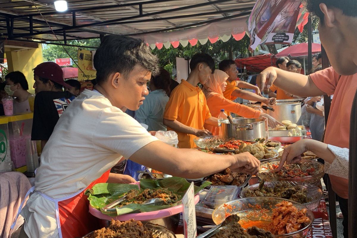 Jangan War Takjil di Benhil Sebelum Tau 5 Hal Ini, Panduan untuk Pemula, 1. Bazar takjil di Benhil buka pukul 14.00 WIB, 2. Harga takjil di Benhil, 3. Semua pedagang takjil menerima pembayaran via QRIS, 4. Jaga barang bawaan, 5. Coba takjil di sekitarnya