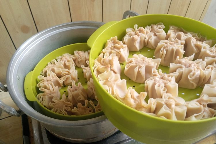 resep dimsum, cara membuat dimsum, resep dimsum ayam, kulit dimsum, Cara Bikin Dimsum Kenyal dan Tidak Keras Walau Sudah Dingin, 1. Gunakan Tepung Sagu sebagai Perekat, 2. Perbandingan Bahan Menentukan Tekstur Akhir, 3. Pilih Bagian Paha Ayam untuk Dimsum Lebih Gurih, 4. Pakai Putih Telur untuk Menambah Kekenyalan, 5. Jangan Terlalu Lama Mengaduk atau Melempar Adonan, 6. Tips Tambahan agar Dimsum Tetap Empuk Meski Sudah Dingin