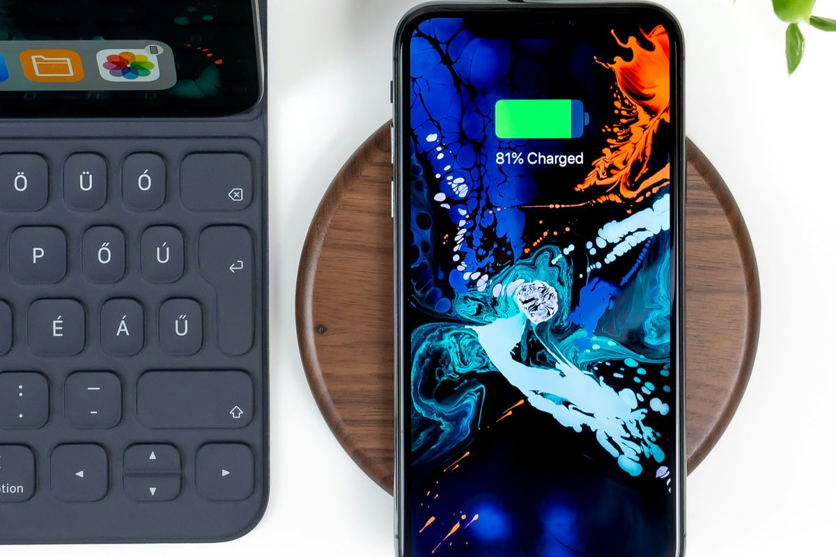 cara cas iPhone yang benar, battery health iPhone, Battery health iPhone, penyebab kesehatan baterai iPhone turun drastis, Cara cas iPhone yang benar, battery health iphone, Berapa persen cas iPhone yang baik, Apakah iPhone bisa dicas sampai 100 persen, cas iPhone hanya sampai 80 persen, bagaimana cas iPhone yang benar, Jangan Salah, Begini Cara Cas iPhone yang Tepat agar Battery Health Awet, 1. Selalu gunakan cas asli, 2. Hindari cas iPhone dengan paparan suhu panas, 3. Jangan cas sambil main iPhone, 4. Lepaskan case saat cas iPhone, 5. Cas iPhone hanya sampai 80 persen, 6. Cas iPhone sampai 100 persen, 7. Cas sampai 50 persen saat iPhone hendak disimpan