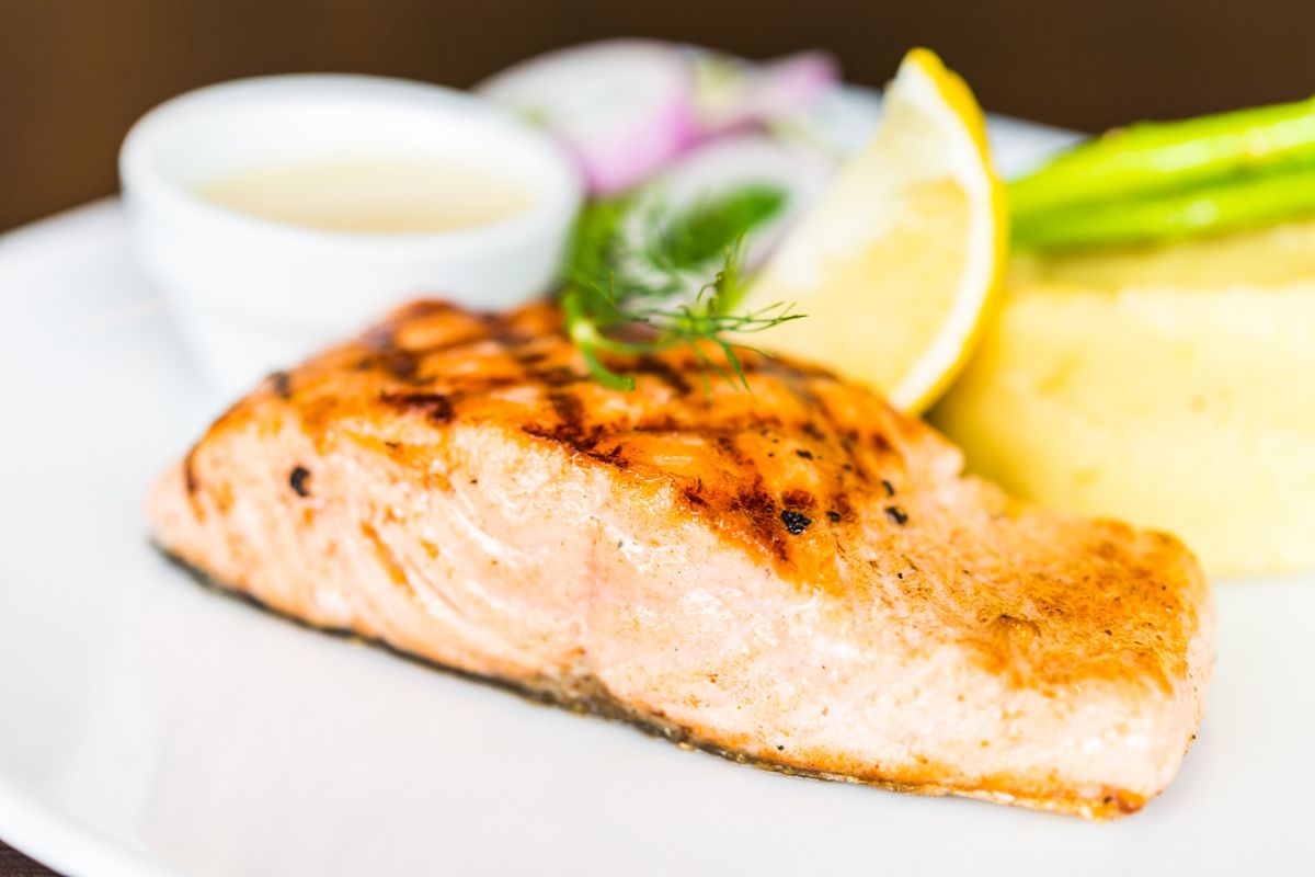 5 Cara Masak Steak Salmon ala Restoran, Tips Langsung dari Chef, 1. Tidak perlu marinasi salmon, 2. Pakai sedikit minyak, 3. Masak salmon dengan suhu tinggi, 4. Masak bagian kulit salmon terlebih dulu, 5. Panggang salmon
