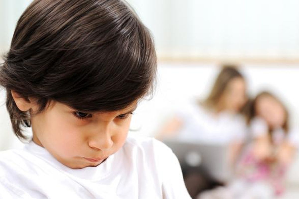 6 Cara Mengajarkan Anak Mengelola Amarah Sejak Dini, 1. Validasi dan terima perasaan si kecil, 2. Ajarkan anak mengungkapkan emosi lewat kata-kata, 3. Tawarkan solusi dan kompromi yang positif, 4. Ambil jeda sebelum memberikan respons, 5. Ajak anak ke tempat yang lebih tenang, 6. Tetapkan batasan yang tegas terhadap perilaku agresif