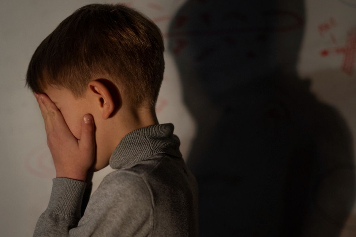 child groomer, Child Grooming, Pelaku Child Grooming Sering Terlihat, Terlihat wajar karena bagian dari keluarga, Mendekat tanpa alasan yang jelas, Menghindari kehadiran orang dewasa lain, Lebih baik protektif daripada lengah