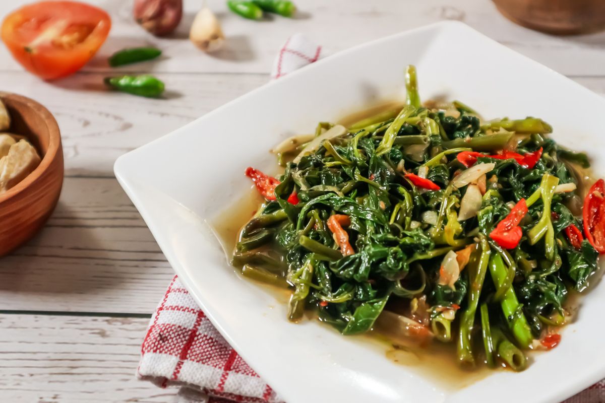 resep cah kangkung, bumbu cah kangkung, cara masak cah kangkung, Cah Kangkung Tidak Lembek? Ini 2 Trik Masak Cepat Anti Menghitam!, 1. Masukkan kangkung paling akhir dan langsung gunakan api besar, 2. Jangan terlalu banyak air, cukup membuat bumbu mengkilap, Cara memasak cah kangkung agar tetap segar dan renyah, Tips tambahan untuk hasil terbaik
