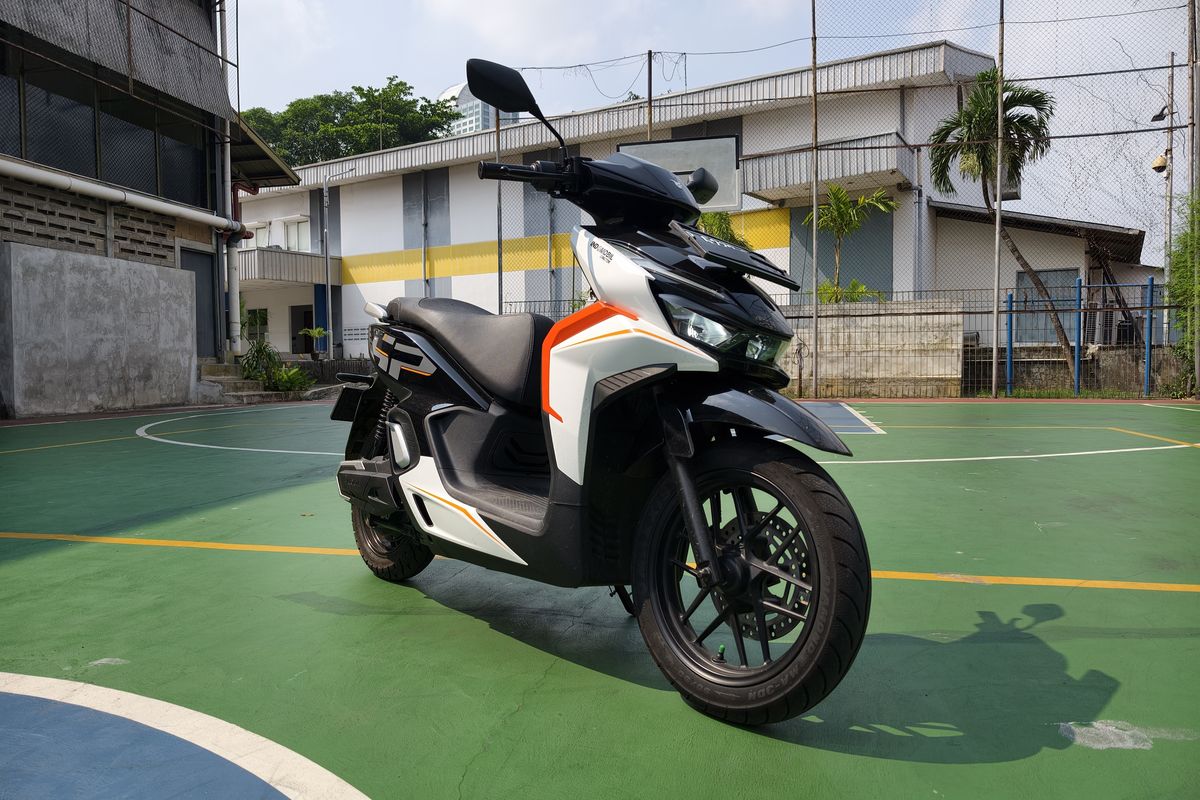Sprinto, desain, motor listrik, Desain Indomobil Emotor Sprinto: Skutik Listrik Gaya Konvensional, Lekukan Bodi Samping dan Akomodasi Dek, Buritan yang Terasa Generik, Fitur Layar Sentuh dan Kompartemen Depan, Kapasitas Bagasi di Bawah Jok, Kesimpulan
