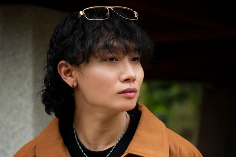 boy bangs, rambut pria, Tren Gaya Rambut Pria Berubah, Poni Depan Jadi Pilihan Tampil Lebih Santai, Dari potongan rapi ke tampilan lebih alami, Poni depan jadi ciri utama, Mulai masuk ke dunia film dan budaya pop, Lebih jarang dirapikan, tapi tetap terlihat rapi, Cerminan perubahan gaya hidup pria