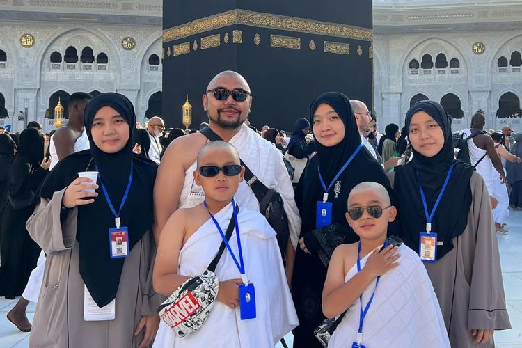 Muliandy Nasution, Muliandy Nasution Suami Desainer Ayu Dyah Meninggal, Ini 7 Potret Kenangan Saat Umrah Bersama, 1. Meninggal dalam kecelakaan di Bangka Barat, 2. Baru saja umrah bersama keluarga, 3. Umrah sebagai kado ulang tahun anak, 4. Sosok suami yang sabar dan ceria, 5. Momen dzikir bersama di depan Ka'bah, 6. Dukungan dari sahabat dan netizen, 7. Dimakamkan di Al-Azhar Memorial Garden
