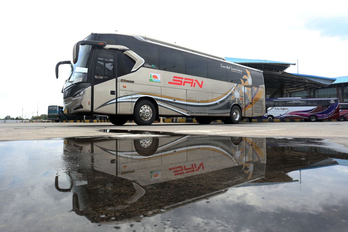 aturan royalti, aturan royalti lagu Indonesia, bus stop putar musik, Gara-gara Aturan Royalti, Perjalanan di Bus Kini Hening Tanpa Musik