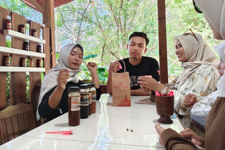Borobudur, UMKM, Kabupaten Magelang, Candi Borobudur, Geliat Ekonomi di Gang-gang Desa, UMKM Ramaikan Wisata di Sekitar Candi Borobudur, Menghidupkan ekonomi desa, Edukasi dan terapi lebah di Madu Ashfa, Kriya Kayu Rik Rok, bertahan dari Pandemi lewat inovasi, Jamur Borobudur tumbuh dari keterbatasan, Efek domino bagi warga sekitar