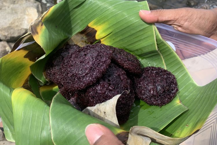 danau diateh danau dibawah, wisata danau diateh, apa itu kue pinyaram, apa itu kue pinyaram cucur khas minangkabau, Wisata Pagi di Danau Diateh, Menikmati Pinyaram atau Cucur Khas Minang, Wahana air Danau Diateh:, Makan bajamba:, Manangguak pensi (menangkap kerang kecil), Jeep tour, Dokumentasi