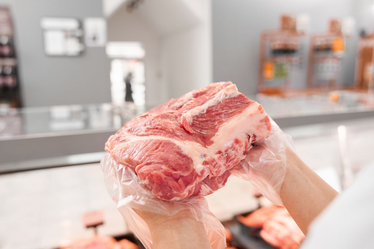 daging kurban, tips menyimpan daging kurban, Amankah Menyimpan Daging Kurban di Wadah Plastik, Amankah Menyimpan Daging Kurban di Wadah Plastik dan Freezer? Begini Tipsnya, Cuci Bersih Daging Sebelum Disimpan, Perhatikan Suhu Kulkas saat Menyimpan, Hindari Langsung Menyimpan Daging Setelah Dipotong, Gunakan Kemasan Vakum atau Plastik Khusus, Jangan Lupa Niat dan Etika