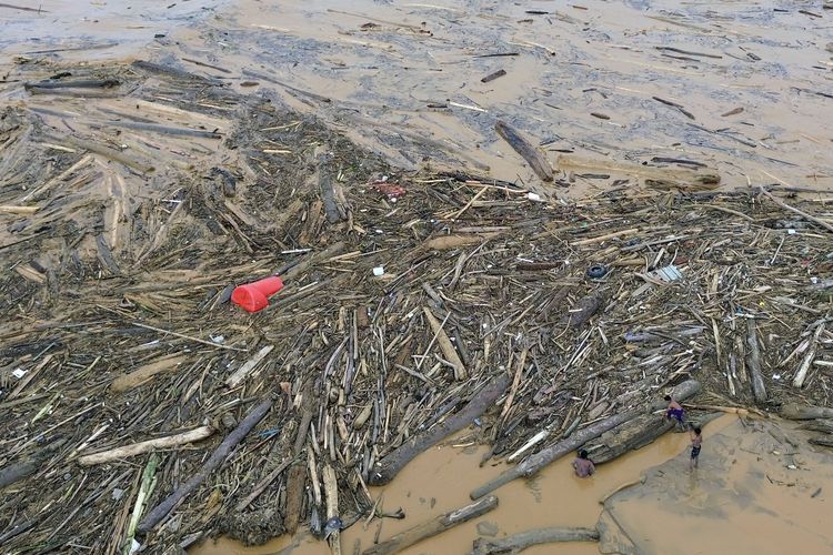 Kota Padang, banjir sumbar, banjir padang, kayu gelondongan, update banjir sumbar, banjir sumatera, update banjir padang, pantai di padang dipenuhi kayi gelondongan, BERITA FOTO: Wajah Pantai di Padang Usai Banjir Menerjang, Dipenuhi Kayu Gelondongan