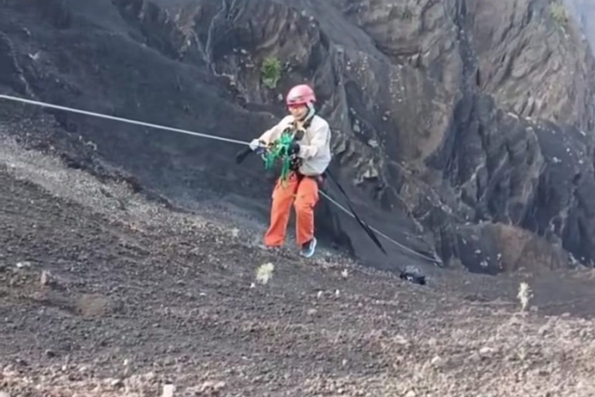 Gunung Rinjani, Pendaki Brasil, drone, Operasi SAR, Jawa Timur, operasi SAR, pendaki Brasil, Pendaki Brasil Jatuh di Gunung Rinjani, Tim SAR Lanjutkan Pencarian Manual dan Drone