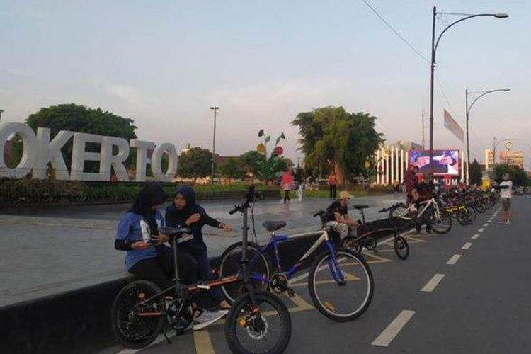 Purwokerto, rekomendasi wisata, 7 Spot Wisata di Sekitar Alun-Alun Purwokerto, Cocok untuk Liburan Hemat, 1. Alun-Alun Purwokerto, 2. Menara Pandang Teratai, 3. Madhang Maning Park, 4. Museum Bank Rakyat Indonesia (BRI), 5. Taman Mas Kemambang, 6. Rita SuperMall Purwokerto, 7. Masjid Raya Al-Ittihad