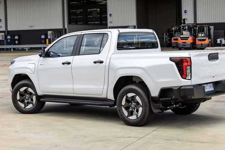 HILUX BEV, Toyota, Toyota Indonesia, Toyota Daftarkan Hilux Listrik di Indonesia, Sudah Muncul di NJKB