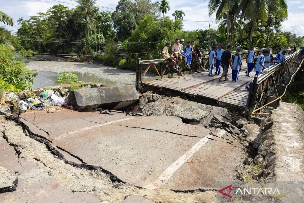 Nabire, kerusakan fasilitas umum, gempa nabire, gempa nabire hari ini, nabire papua, gempa nabire 2025, gempa Nabire di Papua, gempa papua tengah, dampak gempa Nabire, Jembatan Kali Siriwini ambles, gempa susulan Nabire, Gempa Magnitudo 6,6 Guncang Nabire, Jembatan Kali Siriwini Ambles dan Sejumlah Fasilitas Rusak