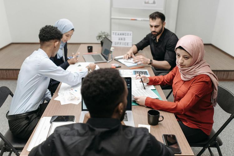 mindfulness, work-life balance, work life balance, cara menjaga kesehatan mental, work life balance adalah, cara menjaga kesehatan mental di tempat kerja, stres di tempat kerja, Tips Menjaga Kesehatan Mental di Tempat Kerja agar Tetap Produktif, Work-life balance, cara jaga kesehatan mental pekerja, Atasan berperan dalam kesehatan mental karyawan, Cari penyebab stres di lingkungan kerja, Perhatikan apa yang bisa diubah dan tidak bisa diubah, Lakukan aktivitas mindful