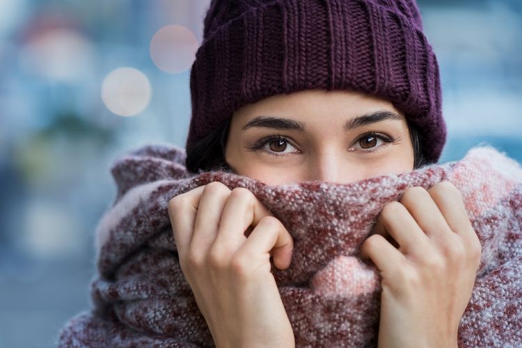 Biar Tidur Nyenyak di Pesawat, Jangan Lupa Bawa Perlengkapan Ini, 1. Penutup mata, 2. Bantal leher , 3. Pakaian longgar dan hangat, 4. Earphone atau headphone