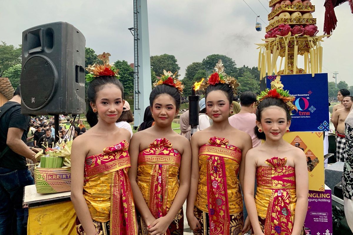 tari kecak TMII, tari kecak tmii, pengalaman menonton tari kecak tmii, tari kecak tmii padat penonton, nonton tari kecak di tmii, Cerita Penonton Tari Kecak TMII, Rela Lihat Pertunjukan dari Jauh