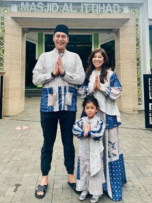 Inspirasi Dua Busana Lebaran Meutya Hafid Sekeluarga
