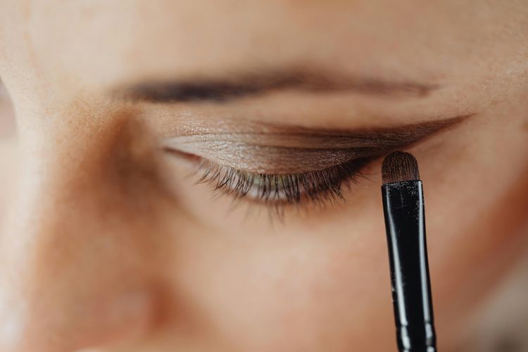 Makeup, Beauty, foundation, bedak, setting spray, 7 Urutan Make Up yang Tepat agar Wajah Tak Terlihat Dempul, 1. Pastikan wajah benar-benar bersih, 2. Lanjutkan dengan skincare dasar, 3. Gunakan primer sebagai base awal, 4. Aplikasikan foundation tipis-tipis, 5. Set complexion dengan bedak, 6. Lanjut ke riasan mata, 7. Akhiri dengan setting spray