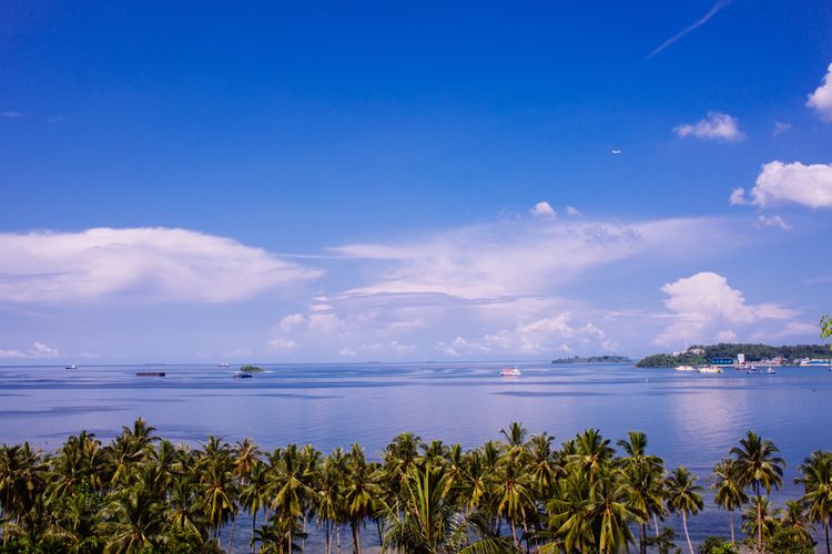 tempat wisata di Padang, Pantai Air Manis, Malin Kundang, 10 Tempat Wisata di Padang yang Wajib Dikunjungi Saat Liburan, 1. Pantai Air Manis, 2. Pantai Pasumpahan, 3. Pantai Nirwana, 4. Pantai Pasir Jambak, 5. Air Terjun Sarasah, 6. Air Terjun Lubuk Hitam, 7. Lubuk Paraku, 8. Bukit Nobita, 9. Danau Cimpago, 10. Museum Adityawarman