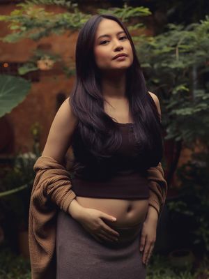 maternity shoot, Style Maternity Shoot Hanggini dan Luthfi Aulia, Estetik Nuansa Earth Tone