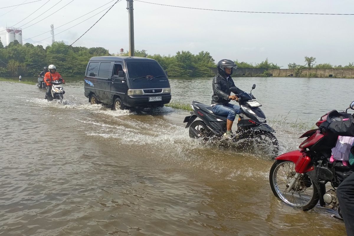 menerobos banjir, Cara menerobos banjir yang aman, cara agar mobil tidak mogok di banjiran, Cara Memperkecil Peluang Mobil Mogok saat Melewati Banjir