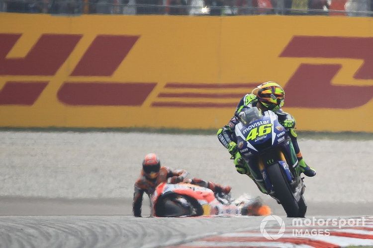 Valentino Rossi, Marc Marquez, MotoGP, MotoGP Malaysia 2015, Marco Simoncelli, francesco bagnaia, marco simoncelli, sepang clash, motogp 2025, Kritik Keras Bagnaia Soal Dokumenter Sepang Clash
