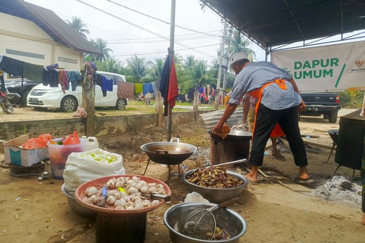 relawan, Aceh, Bireuen, Pidie Jaya, pidie jaya, Sumatera utara, bireuen, sumatera barat, Relawan, banjir sumatera, bencana sumatera, Cerita Relawan yang Redakan Lapar di Bireuen dan Pidie: Dua Plastik Jambu Air Itu Langsung Habis, Mengumpulkan donasi dari kerabat dan teman, Menuju Pidie dan Bireuen, Jambu air menjadi obat darurat kelaparan , Harta tersisa adalah pakaian yang melekat saat banjir