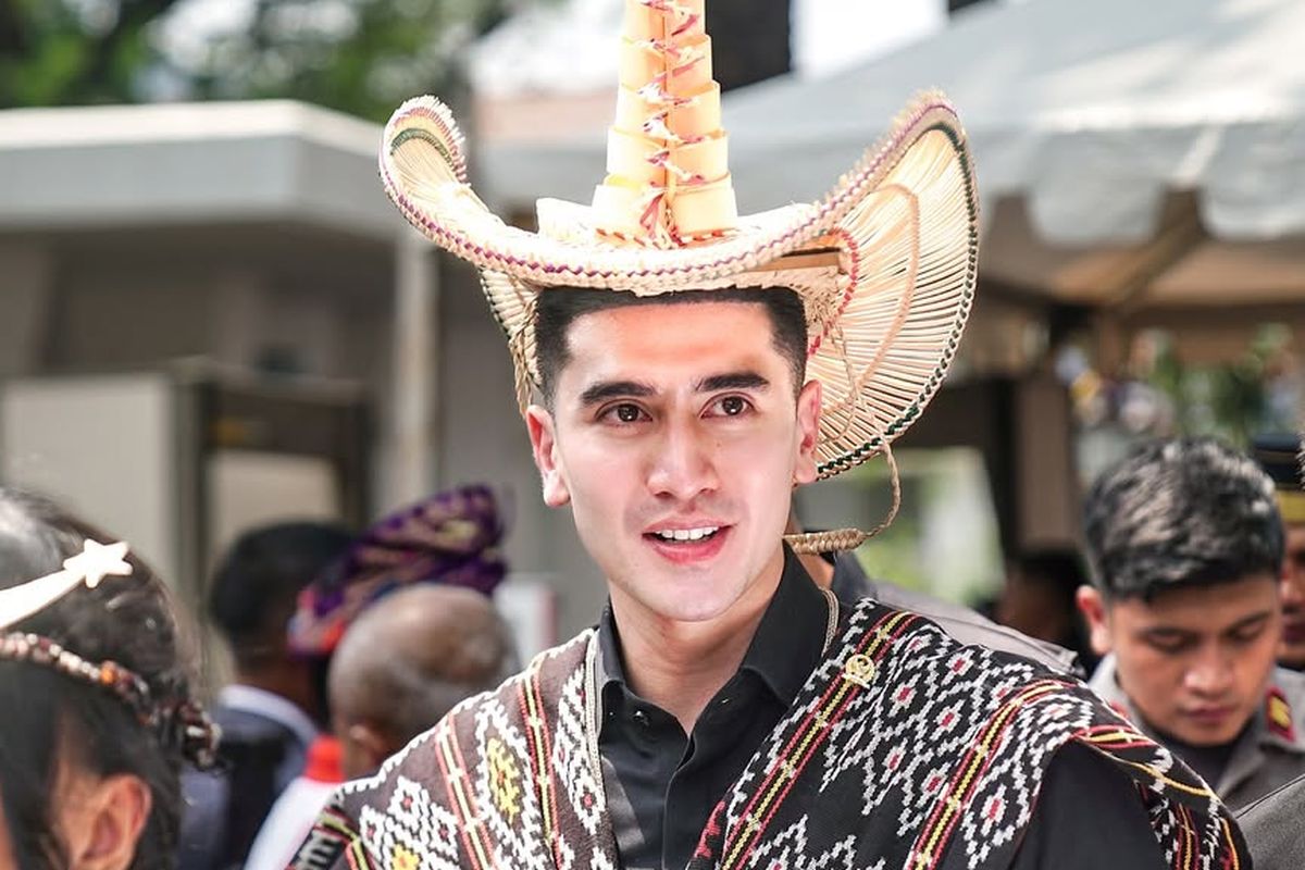 istana merdeka, upacara bendera, Verrell Bramasta, Busana Adat NTT, baju adat NTT, HUT ke-80 RI, HUT Ke-80 Kemerdekaan RI, upacara kemerdekaan indonesia, verrel bramasta usia, tii langga, Verrell Bramasta Tampil Gagah dengan Baju Adat NTT di Upacara HUT Ke-80 RI
