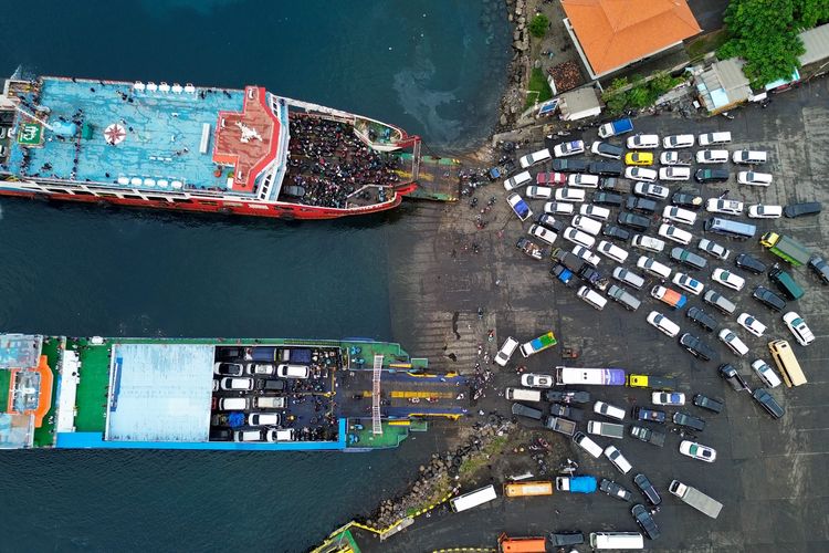 Pelabuhan Gilimanuk, BERITA FOTO: Macet Horor di Gilimanuk, Antrean Kendaraan Pemudik Mengular hingga 20 Km