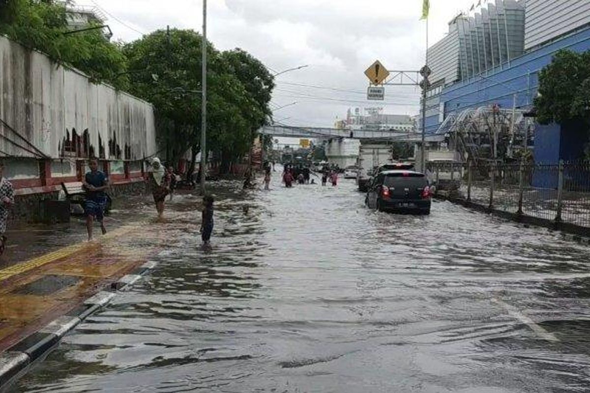 Gunung Sahari, lalu lintas, Banjir di Gunung Sahari, Banyak Motor Mogok