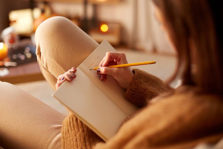 negative self-talk, negatif self talk, contoh negatif self talk, dampak negatif self talk, apa itu negatif self talk, mengatasi negative self-talk, negative self-talk tips, negative self-talk psychology, Sering Mengkritik Diri? Ini 4 Cara Menghentikan Negative Self-Talk, 1. Bicara di depan cermin, 2. Bicara sebagai orang ketiga, 3. Menulis jurnal, 4. Tarik napas