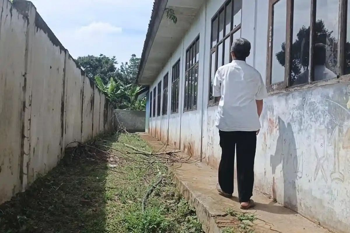Subang, Dedi Mulyadi, guru tampar siswa, guru tampar murid, guru di subang tampar siswa, 5 Fakta Guru Tampar Siswa di Subang: Viral hingga Dedi Mulyadi Turun Tangan, 1. Video Wali Murid Marahi Guru Viral di Media Sosial, 2. Guru Disebut Menegakkan Disiplin karena Siswa Loncat Pagar, 3. Pihak Sekolah Akui Ada Kekeliruan, 5. Dedi Mulyadi: Percayakan pada Guru, tapi Tanpa Kekerasan