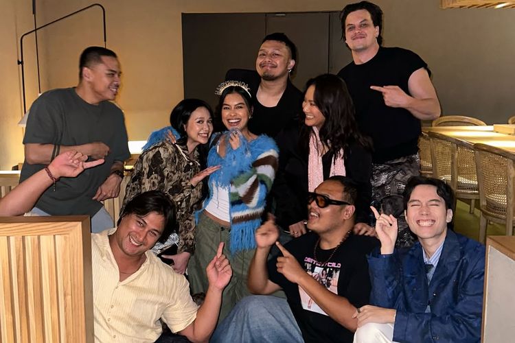 Eva Celia, ulang tahun eva celia, gaya eva celia, gaya eva celia saat ulang tahun, style eva celia, 6 Gaya Eva Celia Saat Ulang Tahun ke-33, Standout dengan Cardigan Bulu, Bando bertuliskan “Happy Birthday”, Cardigan biru berbulu, Cardigan bulu jadi statement look, Makeup natural dengan sentuhan glowing, Aksesori minimalis tapi manis, Kue ulang tahun serasi dengan look