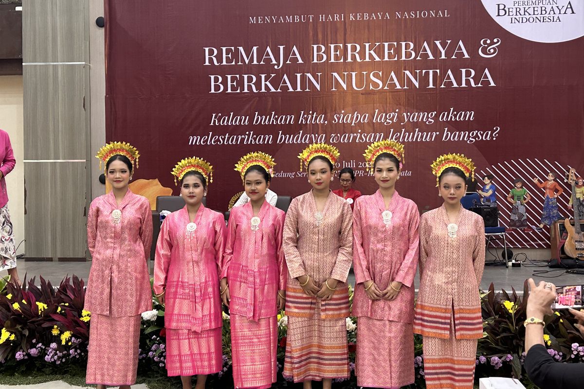 Hari Kebaya Nasional, kebaya labuh, Kebaya labuh, Kebaya Labuh, hari kebaya nasional 2025, hari kebaya nasional 24 juli 2024, kebaya labuh melayu, kebaya labuh dari mana, Mengenal Kebaya Labuh, Sudah Ada Sejak Zaman Kerajaan Lingga-Riau
