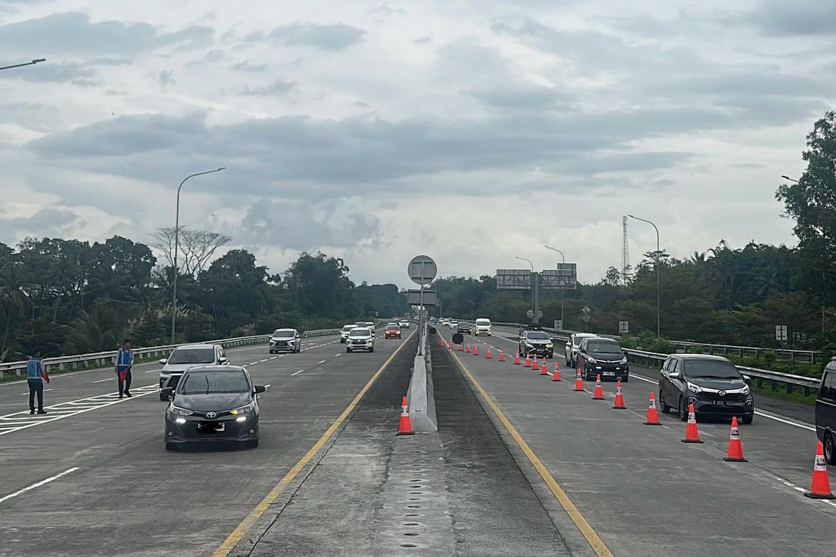 arus balik Lebaran, one way, arus balik lebaran, One Way, Arus Balik Lebaran, Lebaran 2025, United, united, diskon tol, [POPULER OTOMOTIF]   One Way Arus Balik Lebaran 2025 Berlaku Hari Ini, Catat Jadwalnya! | Berlaku Hari Ini, Catat Waktu Ganjil Genap Arus Balik Lebaran 2025