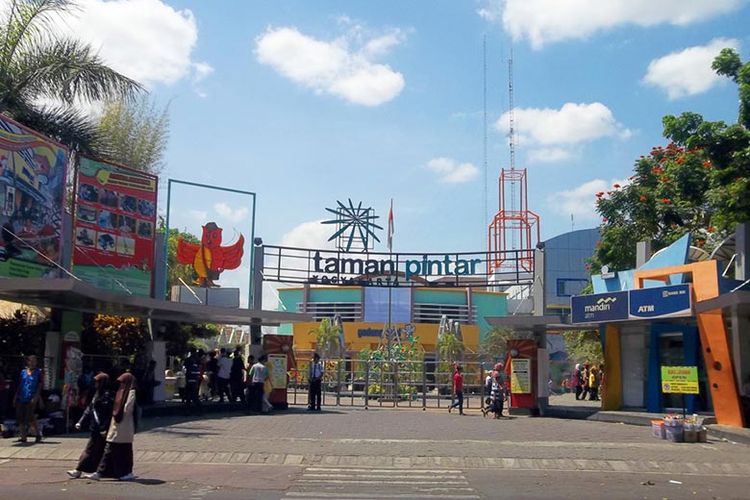 Taman Pintar Yogyakarta, taman pintar Yogyakarta, tiket masuk taman pintar jogja, wisata edukasi anak jogja, Harga Tiket Masuk Taman Pintar Yogyakarta 2025, Harga Tiket Masuk Taman Pintar Yogyakarta 2025, Wahana Dino Adventure, Teater 4D Taman Pintar, Planetarium Virtual Astronomi, Playground dan Hand On Science, Wahana Bahari Kapal Boat Mini, Zona Lalu Lintas untuk Anak, Workshop Kreativitas: Kreasi Batik, Lukis Gerabah dan Kaos, Tiket Masuk PAUD Barat dan Timur, Program Rombongan Sekolah