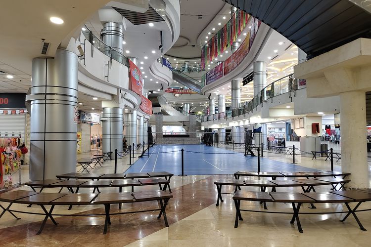 WTC Mangga Dua, wtc mangga dua jakarta utara, lapangan badminton wtc mangga dua, lapangan badminton di wtc, Ada Lapangan Badminton di Tengah Mal WTC Mangga Dua, Buat Apa?