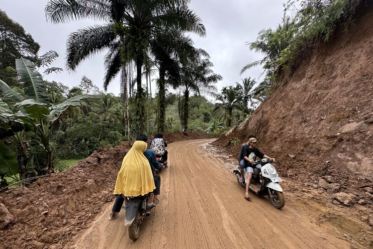 Agam, Sumbar, Sang Ibu Pingsan di Rumah Sakit, Kisah Duka Keluarga Nabila Korban Banjir Bandang di Agam, Teridentifikasi Lewat Tes DNA, Sosok Nabila di Mata Keluarga, Dampak Banjir Bandang di Kabupaten Agam, Ombudsman RI Soroti Akses Jalan Terputus