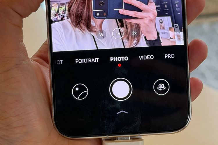 Huawei, Mate 80 Pro, smartphone, Hands-on Huawei Mate 80 Pro, Punya Tiga Lubang Layar dan Modul Kamera Ikonik, Bawa desain ikonik Mate Series, Kamera telefoto super jenih, Spesifikasi Huawei Mate 80 Pro, Harga Huawei Mate 80 Pro di Indonesia