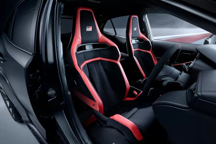 Toyota, Toyota GRMN Corolla Meluncur, Varian Paling Buas, Aerodinamika dari Mobil Balap, Suspensi dan Sistem AWD Disempurnakan, Torsi Naik, Interior Fokus untuk Pengemudi