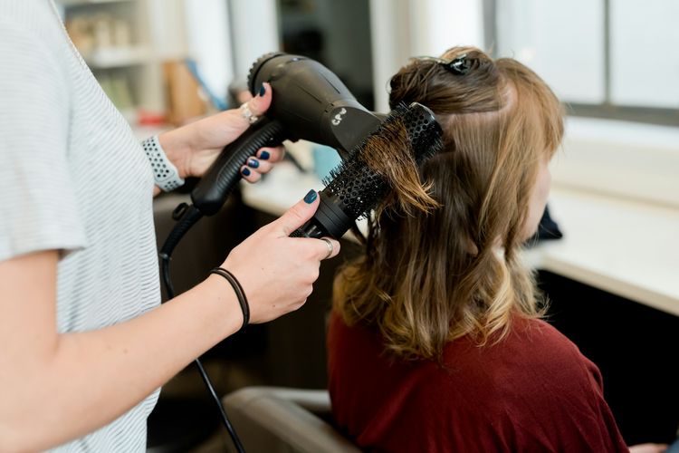 Conditioner, Rey Nathanael, sampo, conditioner, manfaat conditioner, cara memakai conditioner, cara keramas yang benar, rey nathanael, jangan lewatkan conditioner setelah keramas, kelebihan pakai conditioner, Kenapa Rambut Harus Pakai Conditioner Saat Keramas?, Mengapa sampo dan conditioner penting saat keramas?, Manfaat sampo untuk membersihkan kulit kepala, Conditioner untuk menutrisi dan melindungi batang rambut, Wajib untuk penggemar styling rambut, Cara keramas yang benar agar bersih maksimal