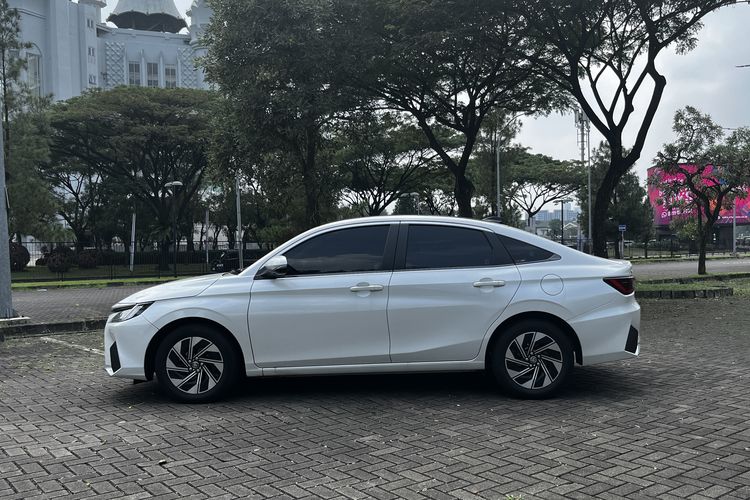 efisiensi bahan bakar, Review Toyota Vios Hybrid: Performa, Efisiensi, Kenyamanan Berkendara, Dapur Pacu Hybrid Efisien, Akselerasi Responsif , Kekedapan Kabin , Efisiensi Bahan Bakar 