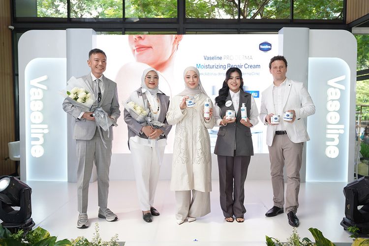 skin barrier, body care, Kulit Tubuh Mudah Kering dan Gatal? Ini Tips Memilih Body Care, Kenali dulu kebutuhan kulit tubuh, Perhatikan kandungan yang membantu hidrasi kulit, Frekuensi penggunaan losion disesuaikan dengan kebutuhan kulit, Vaseline rilis lini Pro Derma berbasis riset 50 tahun