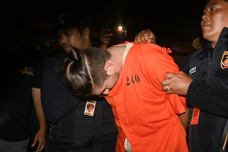 Buronan Interpol Asal Rumania yang Sembunyi di Bali Dideportasi